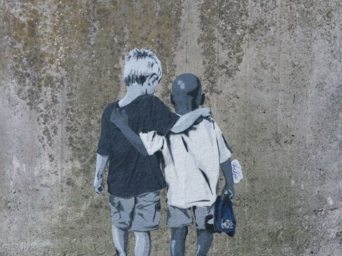 Street-Art-Kunstwerk. Zwei kleine Jungen gehen Arm in Arm davon.